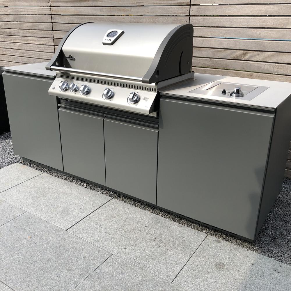 Aussen-Grillküche mit Einbaugrill und Seitenkocher