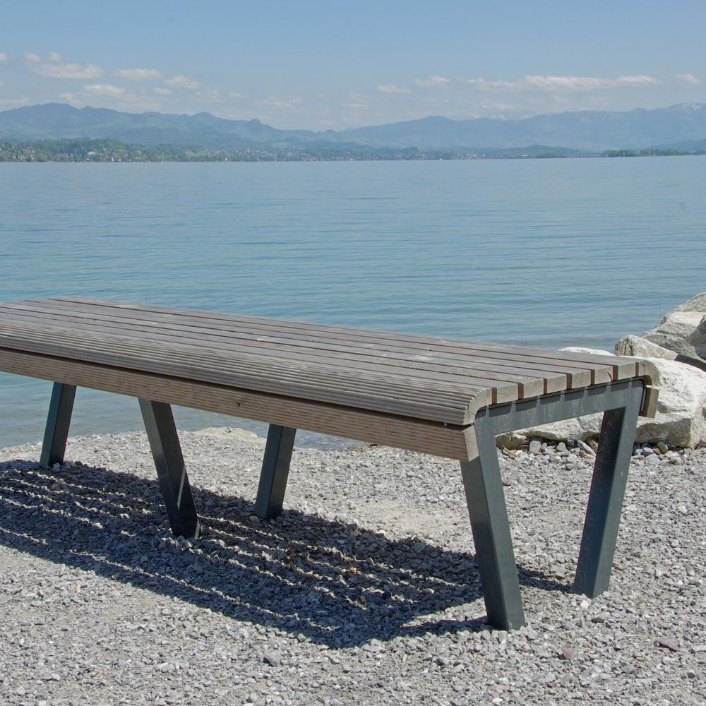 Sitzbank mit Lärchenholz am Seeuferweg Zürichsee