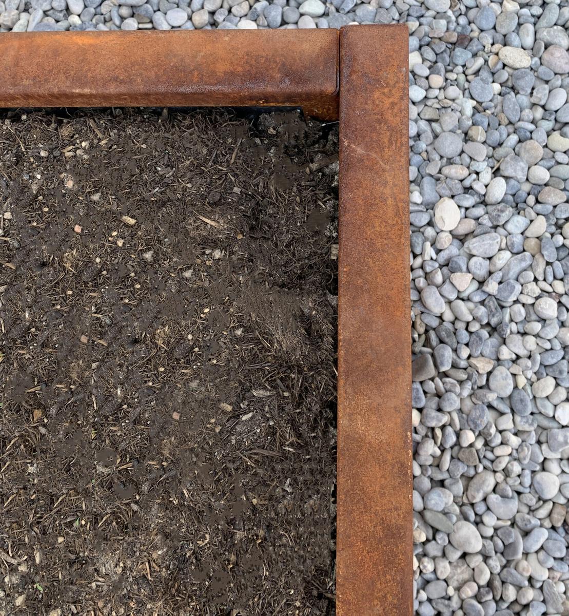 Ecke eines Hochbeets mit Erde
