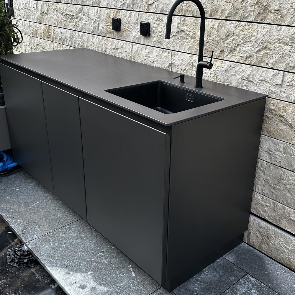 Aussenküche aus Edelstahl mit Spülbecken