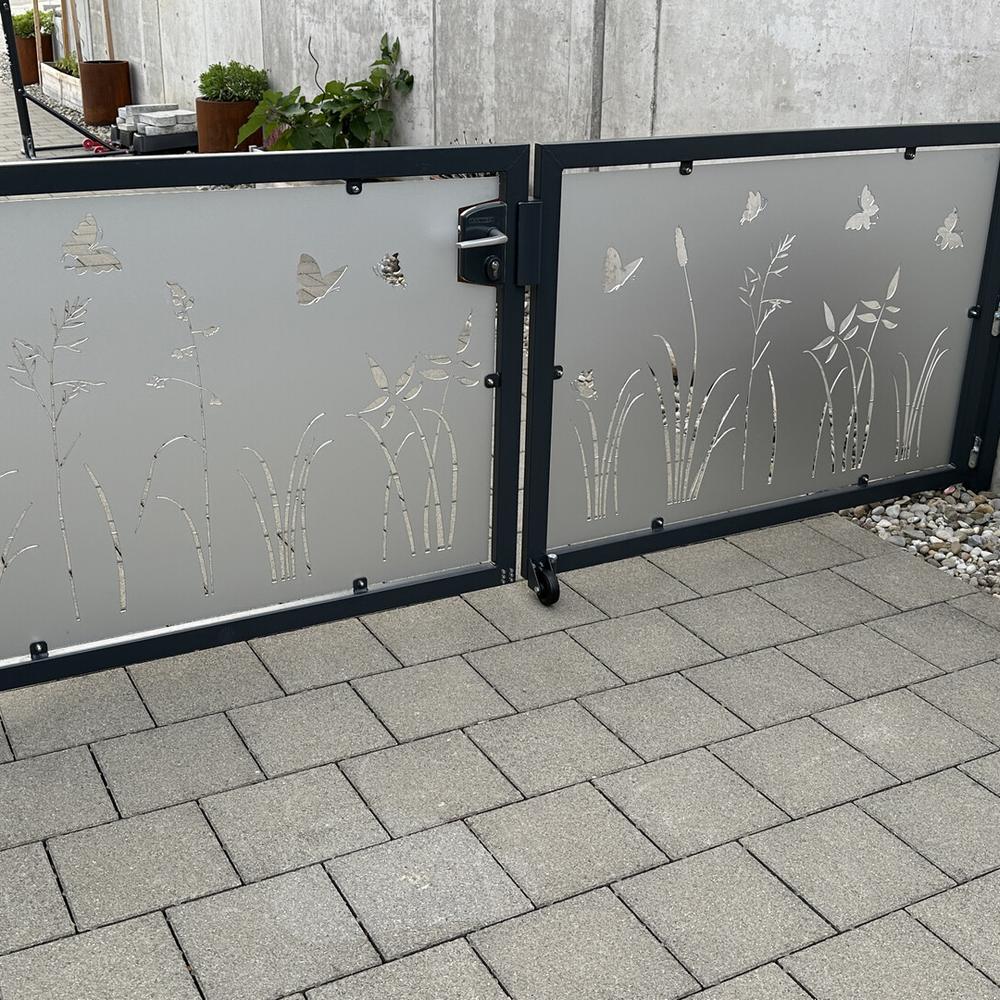 Gartentor aus verzinktem Stahl mit eloxierten Aluminium-Inlays