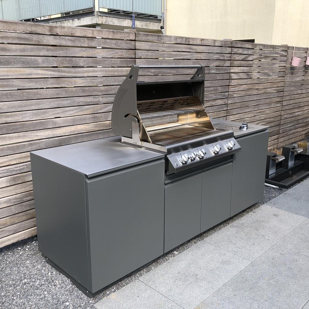 Outdoorküche mit Einbaugrill