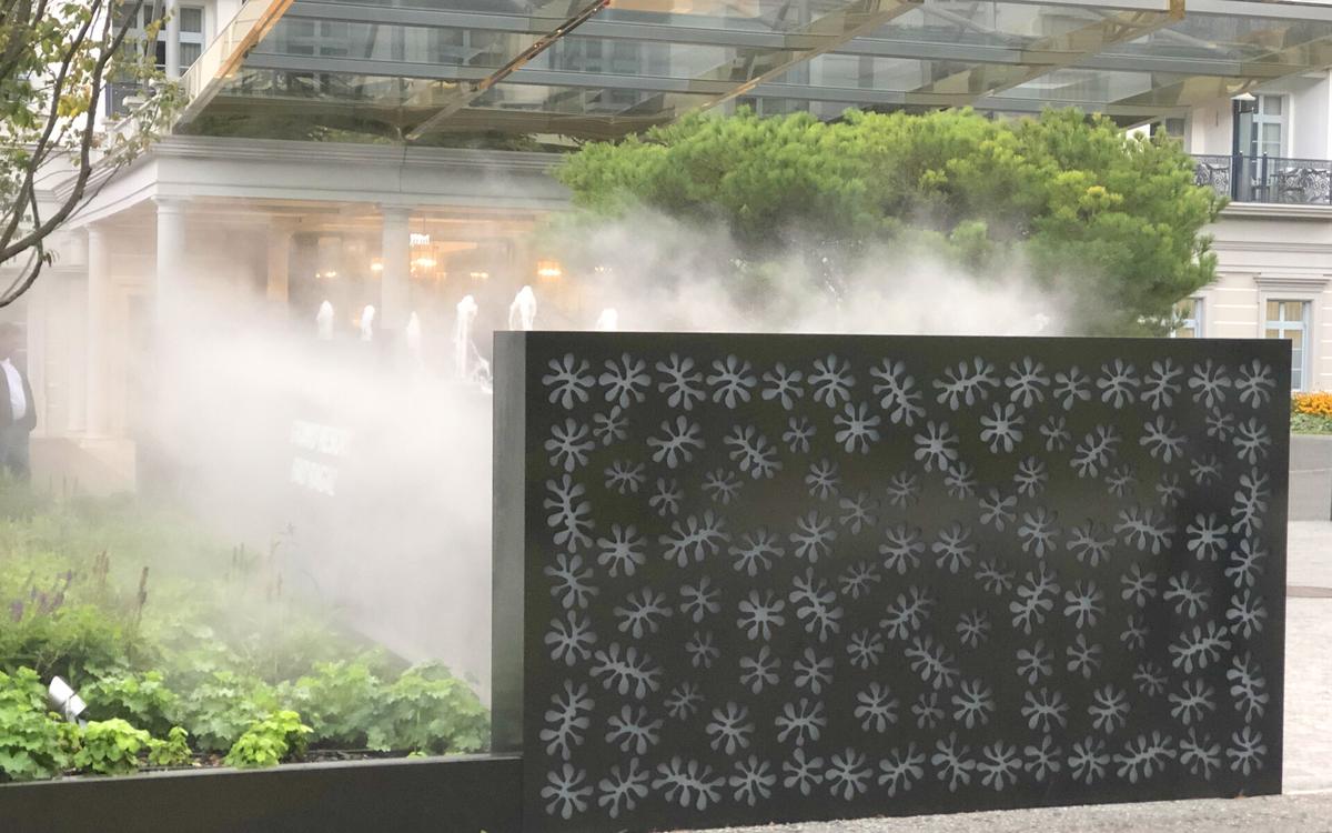 Beleuchtete Stele mit Nebeldüsen im Grand Resort Bad Ragaz