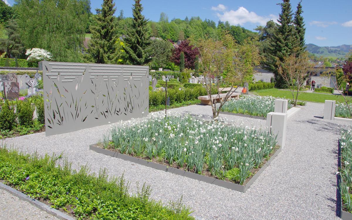 Grabumrandungen mit Gräser-Motiv auf dem Friedhof Uznach