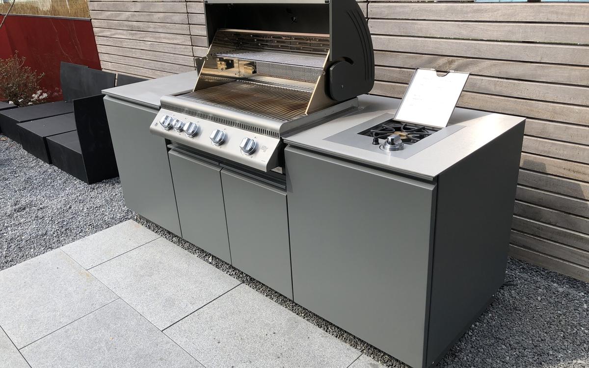 Aussen-Grillküche mit Einbaugrill