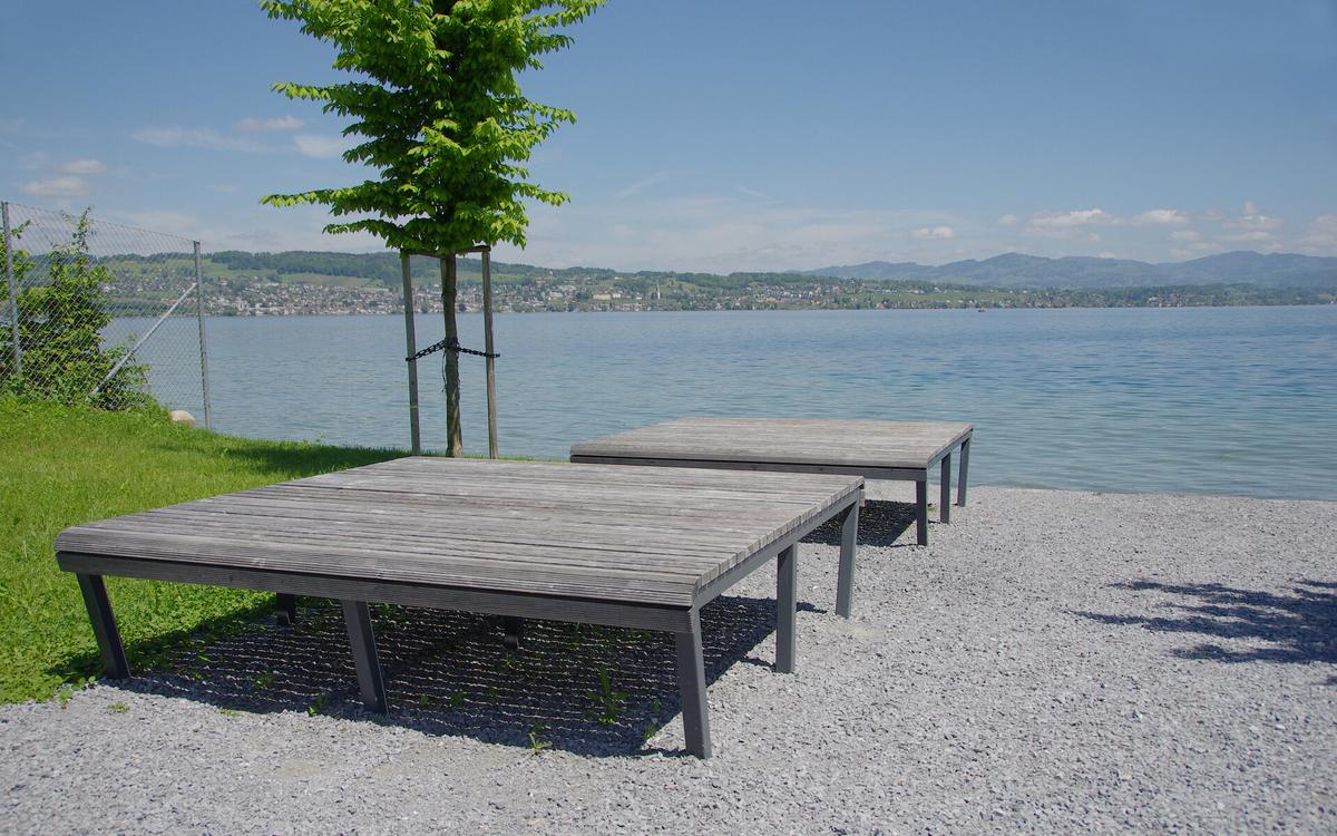 Sitzbänke am Seeuferweg Zürichsee
